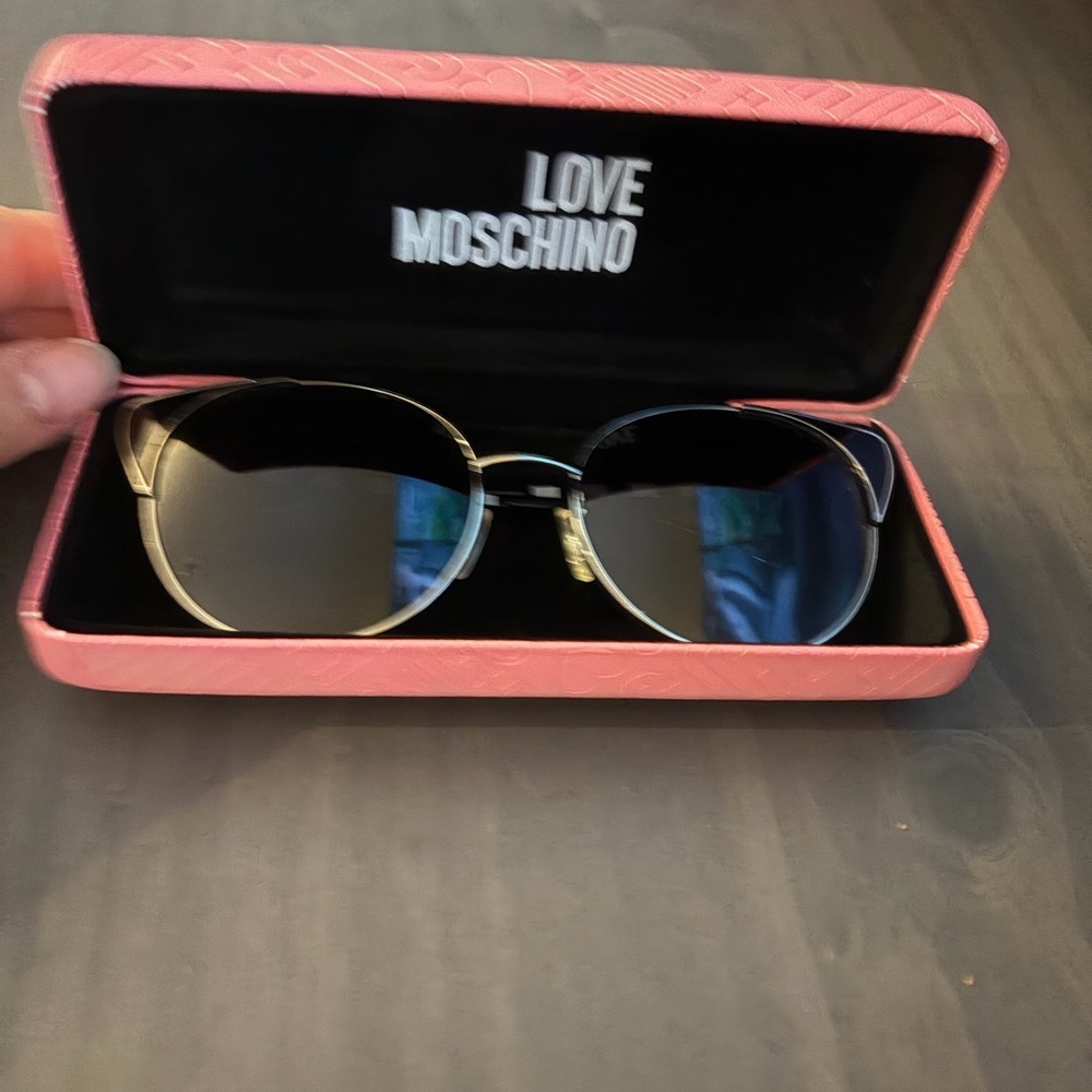 Love Moschino Sunglasses with Black and‎ silver Frame cat eye
